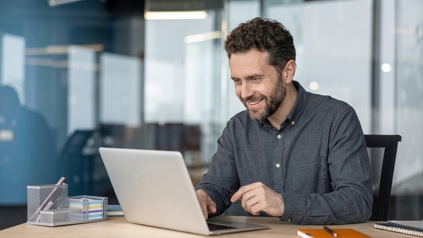 Professionista che analizza i dati di un sito web sul laptop